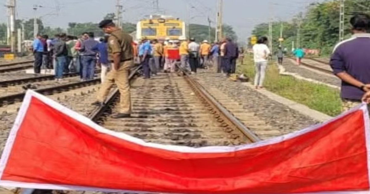 Cracks on railway tracks near Bangaon station, train services suspended